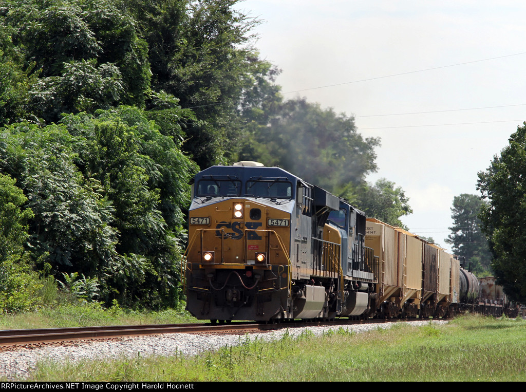 CSX 5471 leads train Q439-20 towards Hamlet